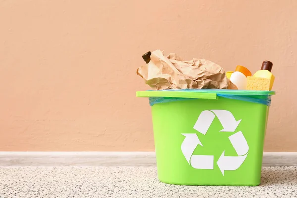 Lixeira Com Lixo Diferente Perto Parede Bege — Fotografia de Stock
