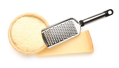 Beyaz arka planda lezzetli parmesan peynirli kase ve rende.