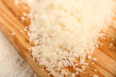 Lezzetli rendelenmiş parmesan peyniri masada, yakın plan.