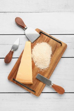 Hafif ahşap arka planda lezzetli parmesan peyniri olan tahta.