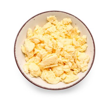 Beyaz arka planda izole edilmiş lezzetli çırpılmış yumurta tabağı.