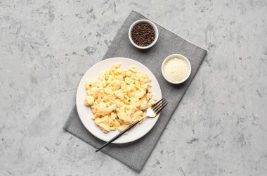 Arka planda çırpılmış yumurta tabağıyla kompozisyon