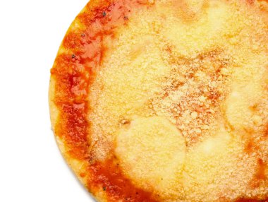 Beyaz arka planda parmesan peynirli lezzetli pizza.