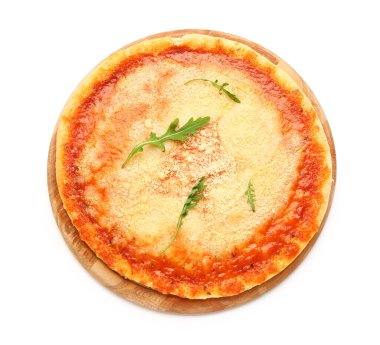 Tahta tahtada beyaz arka planda parmesan peynirli lezzetli pizza.