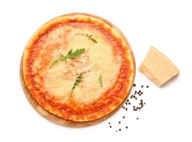 Tahta tahtada beyaz arka planda parmesan peynirli lezzetli pizza.