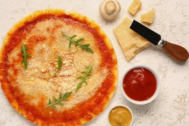 Parmesan peynirli ve soslu lezzetli pizza.