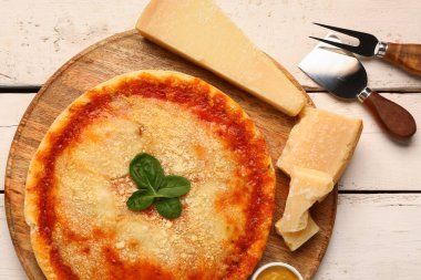 Parmesan peynirli ve fesleğenli lezzetli pizza.