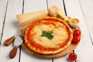 Parmesan peynirli, fesleğenli ve ahşap kaplama soslu lezzetli pizza.