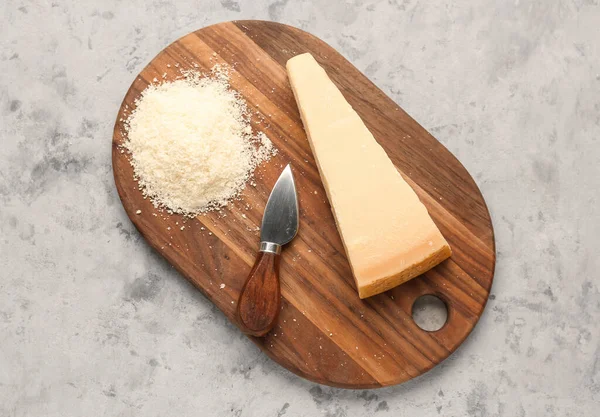Wooden Board Tasty Parmesan Cheese Grunge Background — Stock Photo, Image