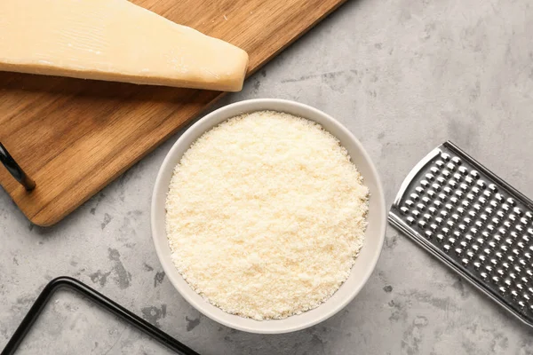 Grunge Arka Planında Lezzetli Rendelenmiş Parmesan Peynirli Kase — Stok fotoğraf