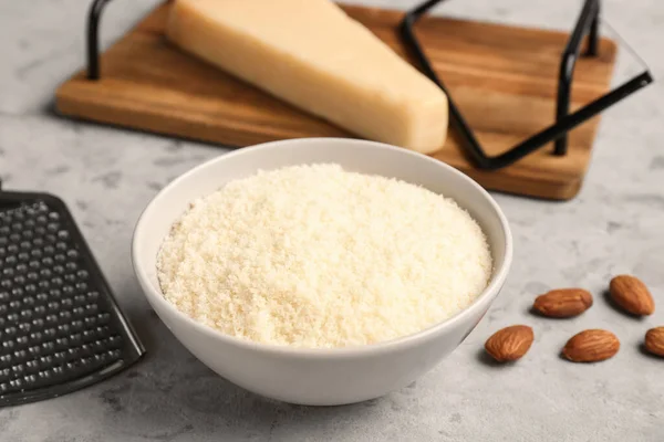 Grunge Arka Planında Lezzetli Rendelenmiş Parmesan Peynirli Kase — Stok fotoğraf
