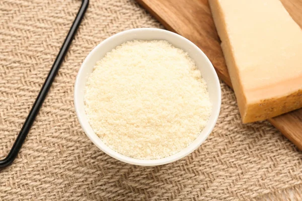 Masada Lezzetli Rendelenmiş Parmesan Peynirli Kase — Stok fotoğraf