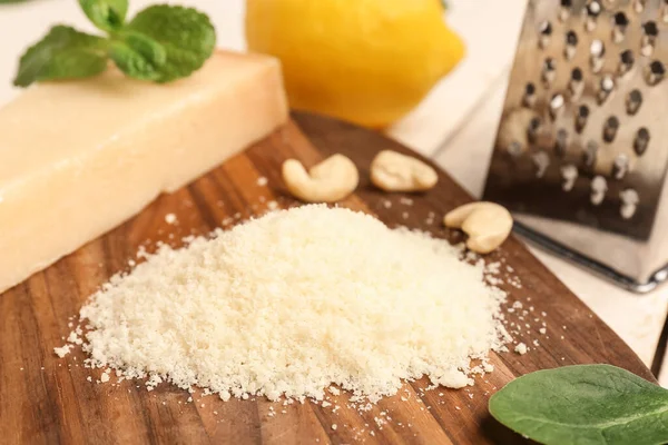 Hafif Ahşap Arka Planda Lezzetli Rendelenmiş Parmesan Peyniri Olan Tahta — Stok fotoğraf