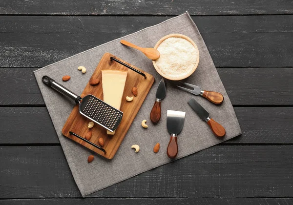 Sabroso Queso Parmesano Rallador Diferentes Cuchillos Sobre Fondo Madera Oscura — Foto de Stock