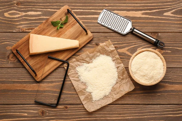 Ahşap Arka Planda Lezzetli Parmesan Peyniri Rende — Stok fotoğraf