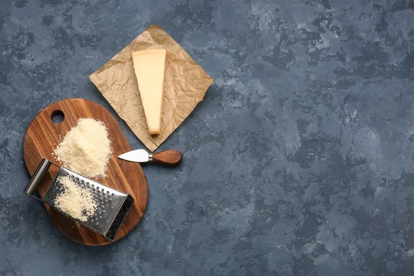 おいしいパルメザンチーズと青の背景に大きく木製のボード — ストック写真