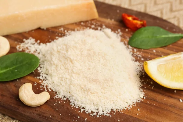 Lezzetli Rendelenmiş Parmesan Peynirli Tahta Masa Yakın Plan — Stok fotoğraf
