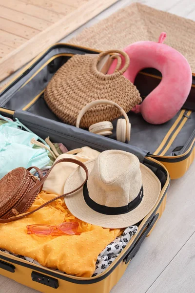 卧房地板上装有海滩饰物的打开的行李箱 — 图库照片