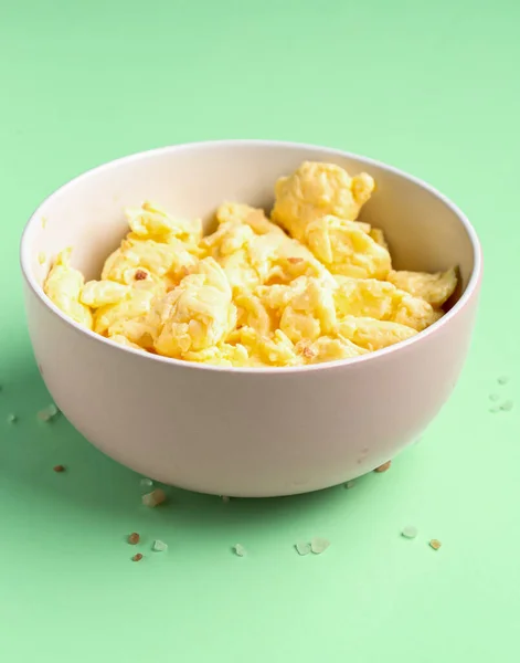 Bowl Delicious Scrambled Eggs Green Background Closeup — Stock Photo, Image