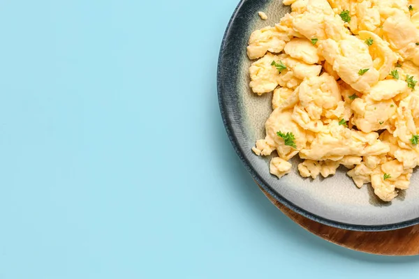 Plate Scrambled Eggs Herbs Light Blue Background — Stock Photo, Image