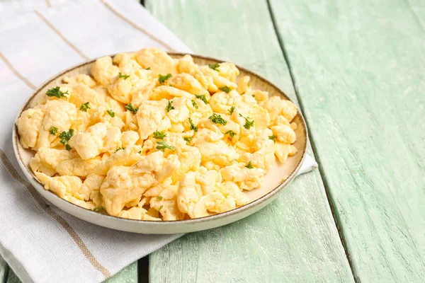 Plate Scrambled Eggs Napkin Green Wooden Background — Stock Photo, Image