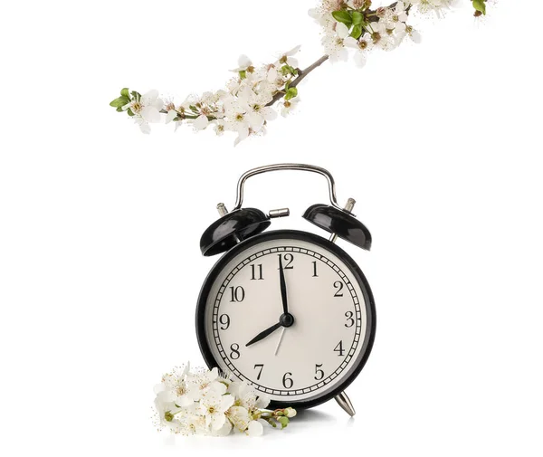 春の枝を開花し 白い背景に目覚まし時計 — ストック写真