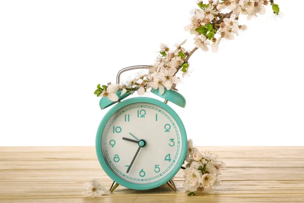 Квітучі Весняні Гілки Будильник Столі Білому Тлі — стокове фото