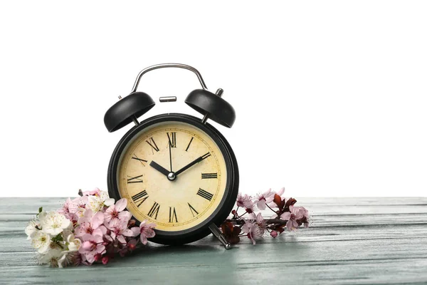 Florecientes Ramas Primavera Reloj Despertador Mesa Sobre Fondo Blanco —  Fotos de Stock