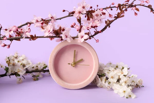 Fleurs Branches Printemps Horloge Sur Fond Lilas — Photo