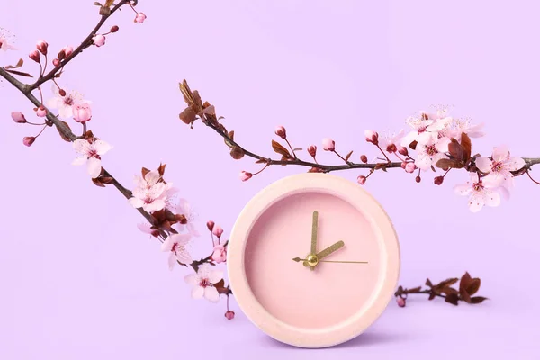 Florecientes Ramas Primavera Reloj Sobre Fondo Lila — Foto de Stock