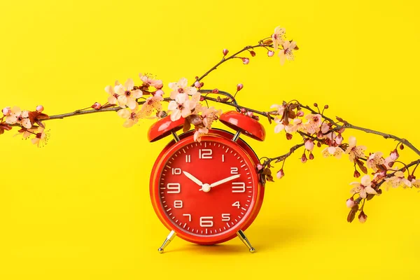 Квітучі Весняні Гілки Червоний Будильник Жовтому Фоні — стокове фото