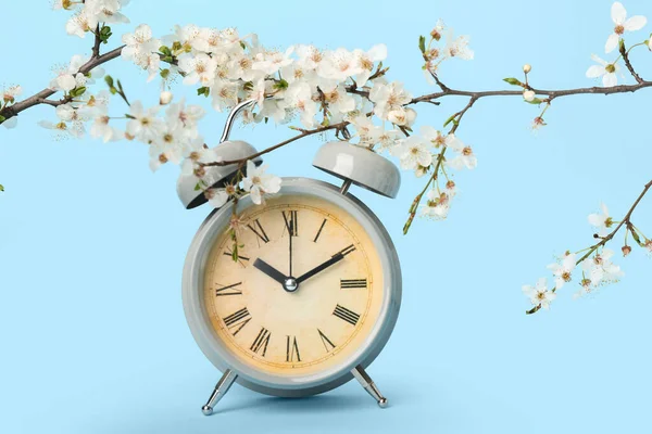 Virágzó Tavaszi Ágak Szürke Ébresztőóra Kék Háttér — Stock Fotó