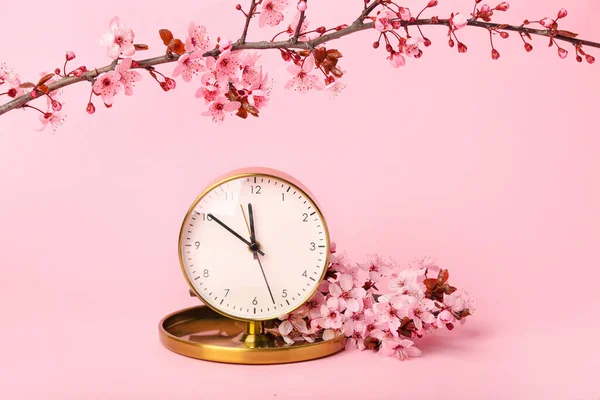 Fleurs Branches Printemps Horloge Sur Fond Rose — Photo