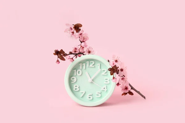 Virágzó Tavaszi Ágak Kék Óra Rózsaszín Háttér — Stock Fotó