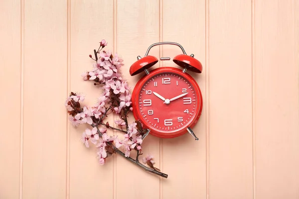 Blommande Våren Grenar Och Röd Väckarklocka Rosa Trä Bakgrund — Stockfoto
