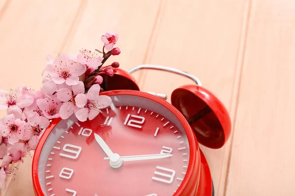 Bloeiende Lente Takken Rode Wekker Roze Houten Achtergrond — Stockfoto