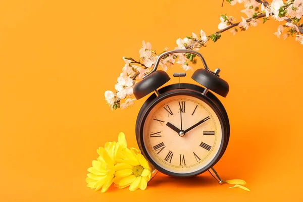 Квітучі Весняні Гілки Хризантемами Будильник Помаранчевому Фоні — стокове фото