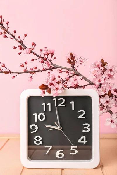 Fleurs Branches Printemps Horloge Sur Table Bois Rose — Photo