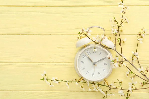 Цветущие Весенние Ветки Белый Будильник Желтом Деревянном Фоне — стоковое фото