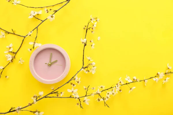 Florecientes Ramas Primavera Reloj Rosa Sobre Fondo Amarillo — Foto de Stock