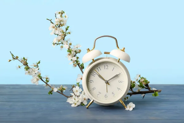 Blommande Våren Grenar Och Vit Väckarklocka Blå Bakgrund — Stockfoto