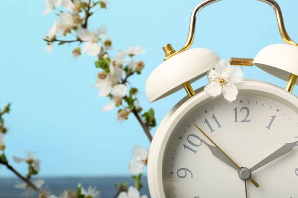 Квітучі Весняні Гілки Білий Будильник Синьому Фоні — стокове фото