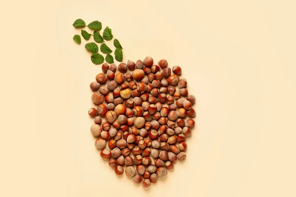 Shelled Hazelnuts Leaves Beige Background — Stock Photo, Image