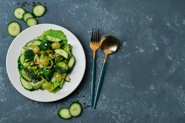 Plaat Van Salade Met Groenten Donkerblauwe Achtergrond — Stockfoto