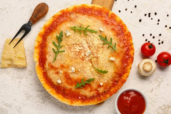 Деревянная Доска Вкусной Пиццы Сыром Пармезан Томатным Соусом Светлом Фоне — стоковое фото