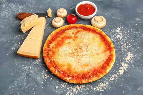Вкусная Пицца Сыром Пармезан Соусом Фоне Синего Гранжа — стоковое фото