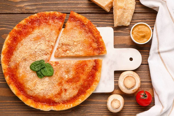 Tabuleiro Pizza Saborosa Com Queijo Parmesão Manjericão Molho Fundo Madeira — Fotografia de Stock
