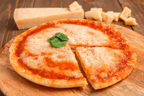 Доска Вкусной Пиццы Сыром Пармезан Базиликом Деревянном Фоне — стоковое фото