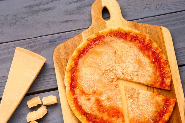 Доска Вкусной Пиццы Сыром Пармезан Синем Фоне — стоковое фото