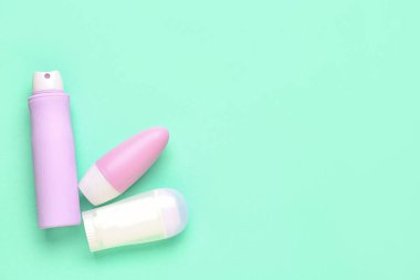 Mavi arka planda farklı deodorant şişeleri